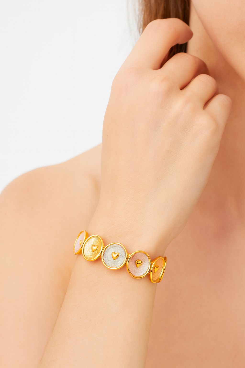 Stretch bracelet with heart charms and enamel finish, stylish women’s accessory