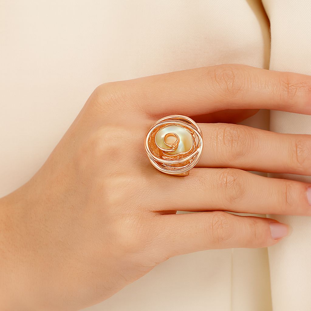 Elegant floral gold ring with mother of pearl detail