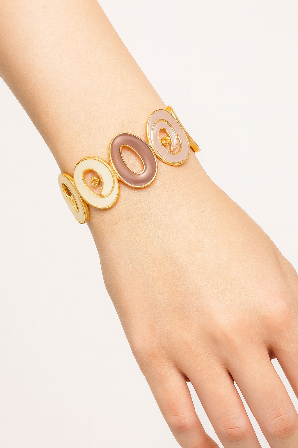 Lightweight artistic oval-link bracelet on wrist
