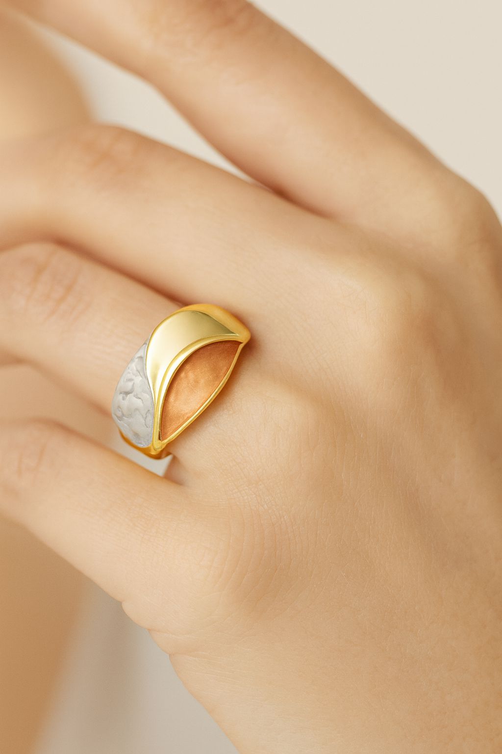 Hand-painted enamel design on modern gold fashion ring