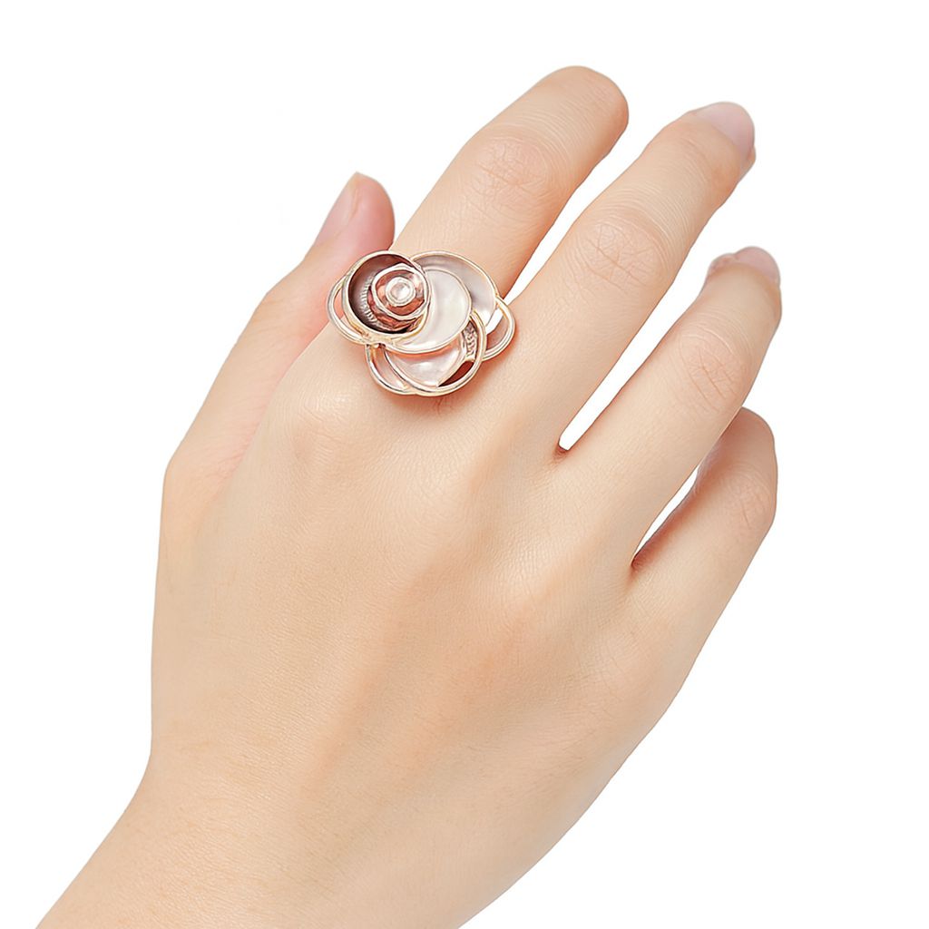 极具艺术感的戒指，饰以层叠珐琅曲线，并以金色饰面呈现。