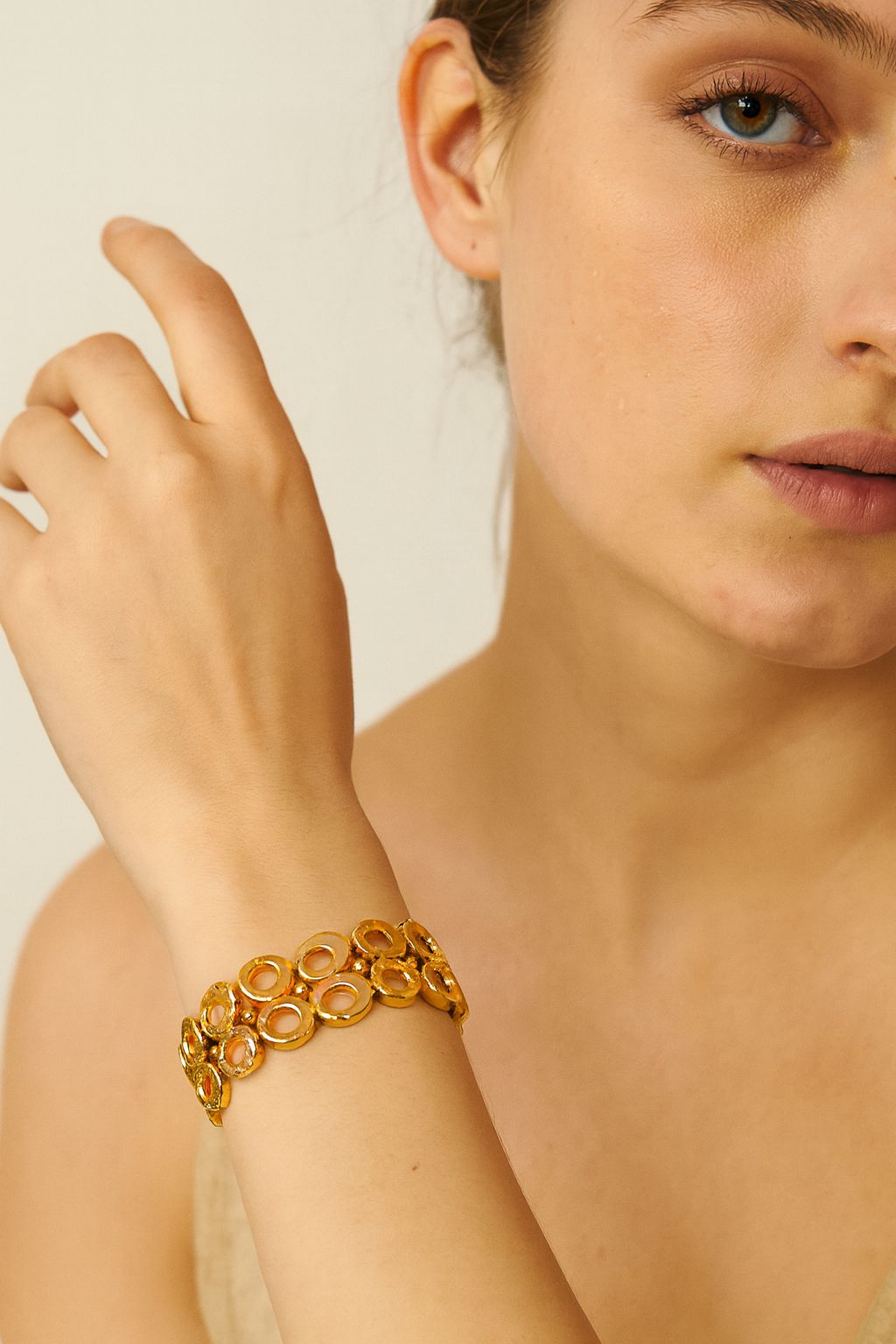 KC gold plated fashion bracelet with round open shapes