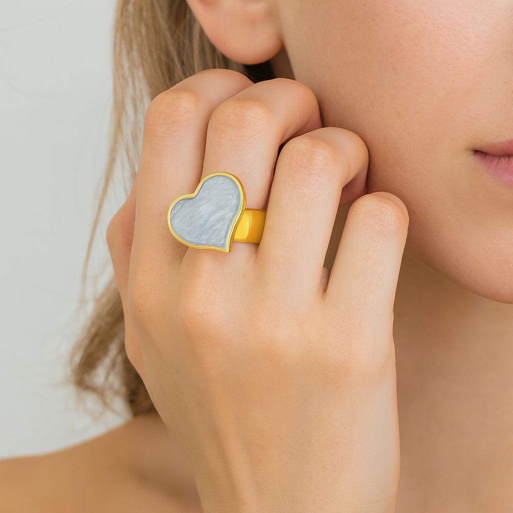 Artistic enamel heart ring in gold alloy