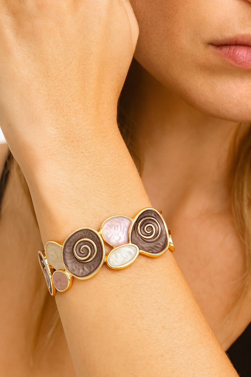 KC gold plated alloy bracelet with heart details close up