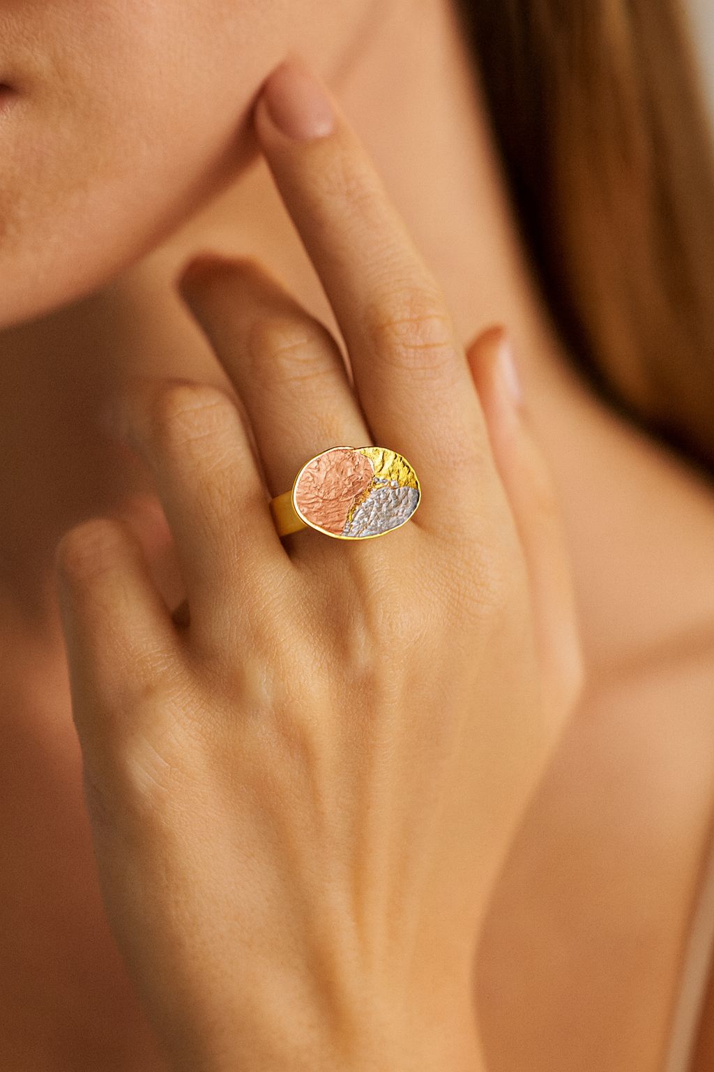 Women’s modern artistic fashion ring with embossed hand-painted details